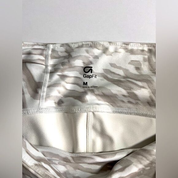 GAP GapFit Compression Brush Stroke Grey White Pattern Capri Legging Size Medium - Picture 4 of 9